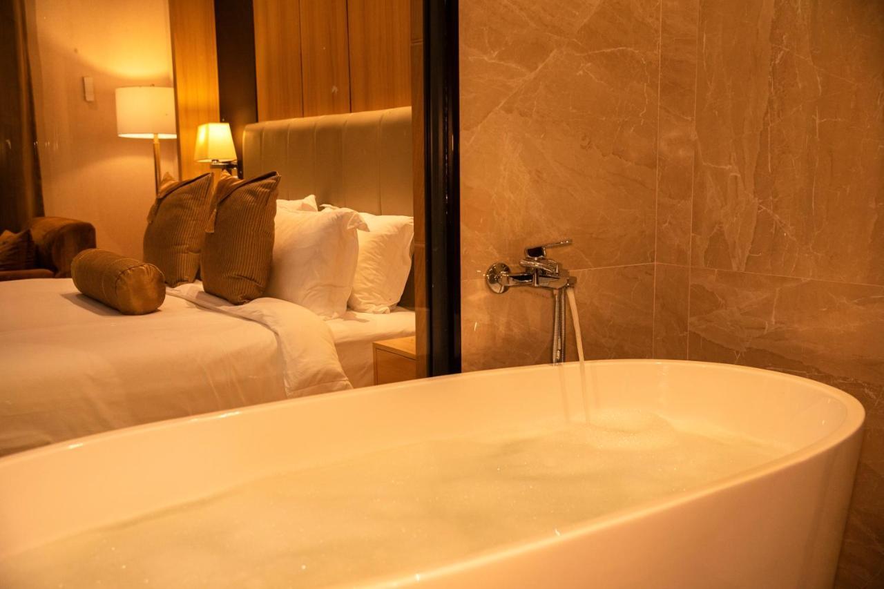 Hotel Diamond Prishtina Pristina Extérieur photo A freestanding bathtub