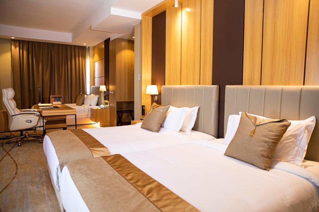 Hotel Diamond Prishtina Pristina Extérieur photo A room at the hotel