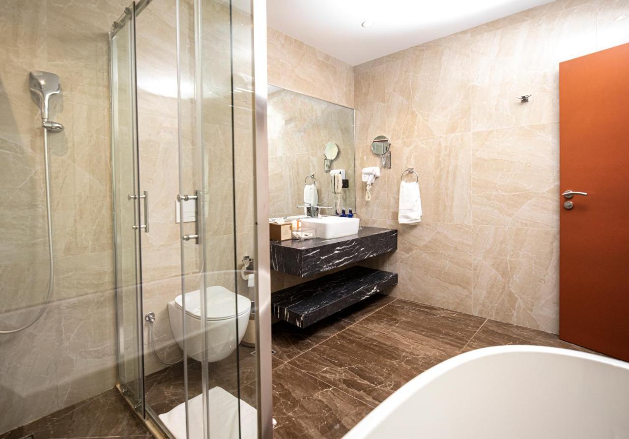 Hotel Diamond Prishtina Pristina Extérieur photo A bathroom in a hotel