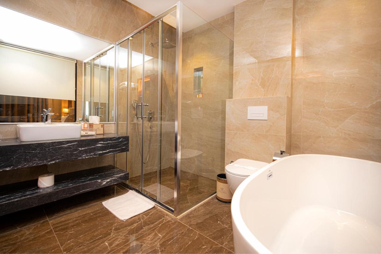 Hotel Diamond Prishtina Pristina Extérieur photo A bathroom with a shower enclosure