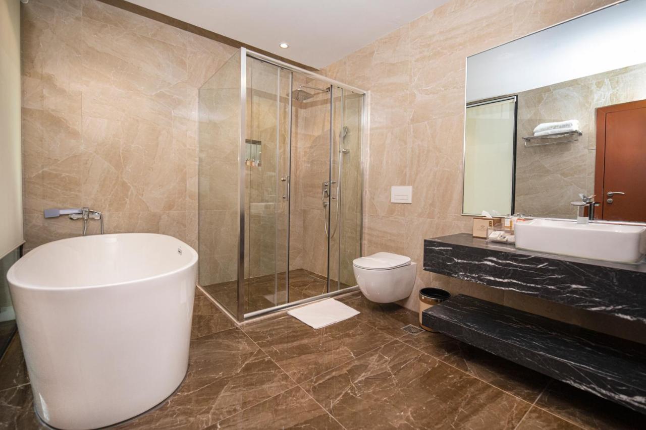 Hotel Diamond Prishtina Pristina Extérieur photo A modern bathroom