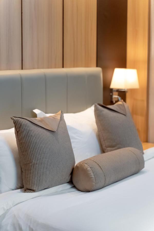 Hotel Diamond Prishtina Pristina Extérieur photo Pillows on a bed