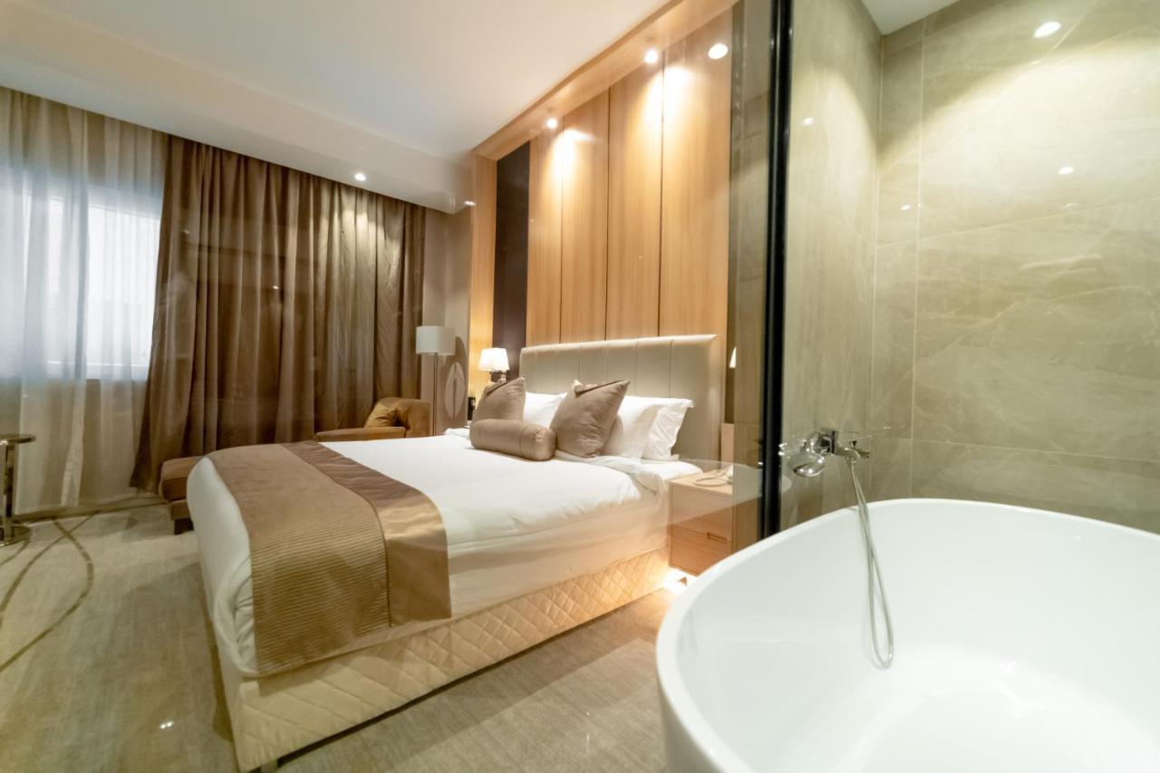 Hotel Diamond Prishtina Pristina Extérieur photo A suite at the hotel