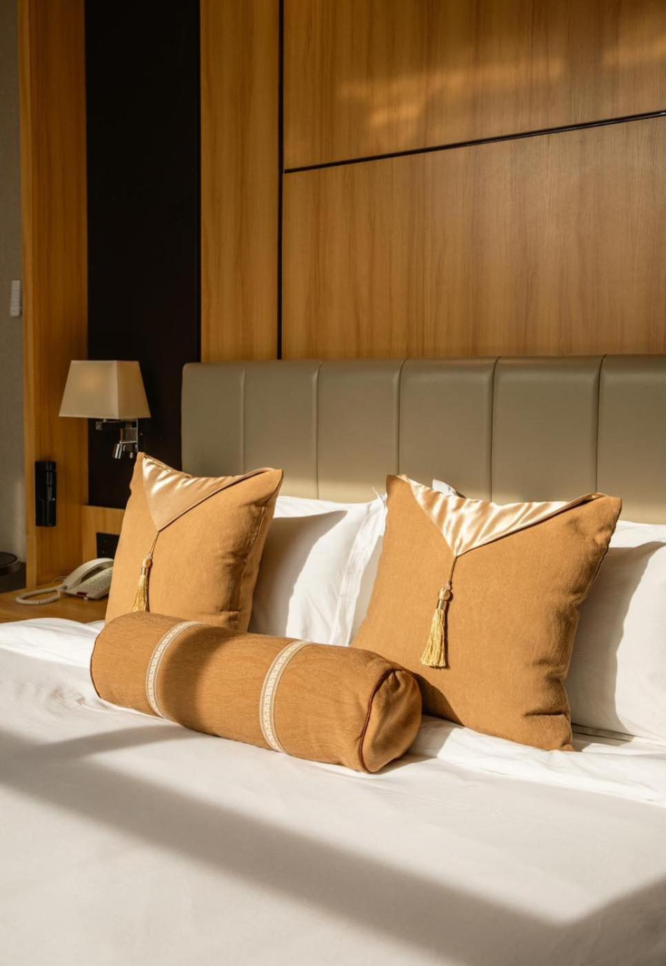 Hotel Diamond Prishtina Pristina Extérieur photo Pillows on a bed